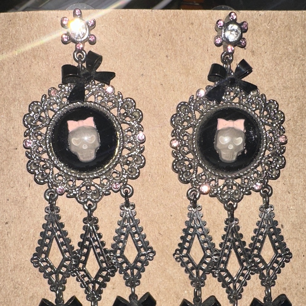 Betsey Johnson Skull Cameo Chandelier Earrings - Picture 4 of 6